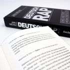 Vordergrund: "Celo & Abdi" und "Das ist erst der Anfang." Hintergrund: Buch mit Titel "DEUTSCHRAP" von Jan Wehn.