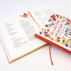 Ein Buch mit dem Titel: "So viele Tage wie das Jahr hat" von James Krüss. Bunte Illustrationen eines Baumes sind darauf sichtbar. 