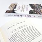 Buchtitel: "WIEN-BERLIN". Kapitel: "WIENER WIRBEL IM KULTURBETRIEB". Ein Buch liegt geöffnet vor einem Buchcover.