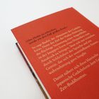 Roter Buchdeckel mit folgendem Text: "Um Haiku zu schreiben, werde ein drei Fuß großes Kind." Unter anderem japanische Dichtung.