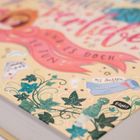 Text: "Todes doch tu tun, Ms. Austen, Booh!" Buntes, verspieltes Buchcover mit Glitzerblättern und Ranken.