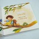 „du bist mutig! Sprich mir nach: Ich bin mutig!“ Illustration eines Kindes mit Teddybär auf einem Ast sitzend.