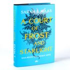 Text: SARAH J. MAAS, A COURT OF FROST AND STARLIGHT, DAS REICH DER SIEBEN HÖFE, dtv. Blaues Cover mit floralem Muster.