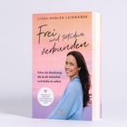 Buchtitel: "Frei und trotzdem verbunden". Frau in blauem Oberteil lächelt vor Sonnenuntergangs-Hintergrund.