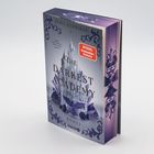 "THE DARKEST ACADEMY" steht groß auf dem Cover eines Buches mit einem düsteren Schloss und violetten Akzenten.