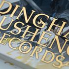 Text: "Dinghai Fusheng Records". Eine Illustration mit einer Figur in einer dynamischen Pose im Hintergrund.