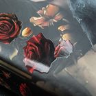 Text: "DEATH" und "DAR". Illustration mit roten Rosen und einem dunklen Hintergrund.