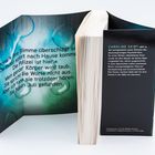 Links: „Anna?“... „Du musst sofort nach Hause... sie haben Juli gefunden.“ Rechts: Text über Caroline Seibt und ihre Bücher.