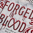 Text: "FORGED IN BLOOD", "Mein Blut weckt dein Verlangen." Rote, verzierte Buchstaben mit dekorativen Elementen.