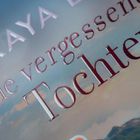 "Die vergessene Tochter", Romantitel mit Blumenverzierung auf hellem Hintergrund.