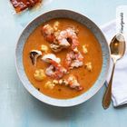 Handgeschriebenes Wort: "Hausgezwitscher". Eine Schale mit Suppe, Garnelen und Blumenkohl, daneben ein Löffel.