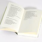 In einem Buch: Teil zwei und drei mit Kapiteln wie „Bleib mit deinen Gedanken hier“ und „Es gibt keine kleinen Tage“.