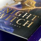 „NIGHT WITCH“ in großen goldenen Buchstaben. Darunter „Roman“ und „Goldmann“. Eine Illustration einer Frau mit langem Haar.