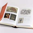 Offenes Buch mit Text über historische Ereignisse. Enthält farbige Illustrationen und Schwarz-Weiß-Zeichnungen.