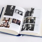 Ein geöffnetes Buch zeigt Fotos und Textbeschreibungen wie "Tante Lorna" und "Meine Dylan-Thomas-Phase".