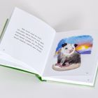 Links steht: „Wen (und was) du bist, ist allein deine Sache…“ Rechts eine Illustration: Ein Opossum vor farbigem Hintergrund.