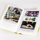 Text: Antonio Esposito, dem der Platz Largo Maradona in Neapel...  
Bild: Offenes Buch mit Fotografien, darunter Menschen in verschiedenen Szenen.