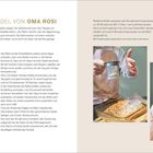 "APFELSTRUDEL VON OMA ROSI" steht groß oben. Rechts eine Person mit Teller, links Strudel und Hände mit Puderzucker.