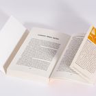 Ein aufgeschlagenes Buch mit dem Titel "Loslassen, lieben, lachen" und einem Lesezeichen, auf dem über "Tim Pröse" geschrieben steht.