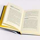 Ein geöffnetes Buch zeigt die Überschrift „Phase 3: Raketen auf Deutschland”. Text darunter beschreibt mögliche Szenarien.