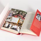 Ein Buch mit Fotos und Texten. Links sind Fotos, rechts Text über eine Frau in China. Beige und roter Hintergrund.