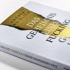 Buchtitel: „Das Geheimnis eines fucking guten Lebens“ von Andrea Weidlich. Weißes Cover mit goldenen Akzenten.