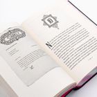 Seite mit Kapitelnummer "10", dekorativer Rahmen, links Brief mit "DARKLY", handschriftliches "L". Buchseiten in hellem Ton.