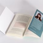 Auf einer Seite steht: "ROMINA ALBERTI" mit einem Foto daneben. Ein Buch liegt offen, Text ist in Schwarz und Rot.