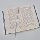 Offenes Buch mit viel Text auf den Seiten 222 und 223, ein graues Stoffleseband liegt über der Mitte.