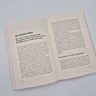 Text auf zwei Buchseiten: 

Seite 220, Titel: "IM SITCOM-LEBEN", Untertitel: "Wie ich in meinen Beziehungen das gleiche Drama mit immer neuen Darstellerinnen wiederholt habe".

Seite 221, Abschnitt: "Eine Nachricht aus der Vergangenheit".