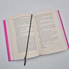 Offenes Buch mit Textpassage, lila Umschlag und grünem Leseband, Seitenzahlen 186 und 187.