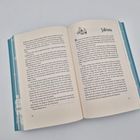 Links unten steht "76", rechts unten "77". Rechts oben steht "Sabrina" neben einer Abbildung von Schlittschuhen. Es ist ein Buch aufgeschlagen.
