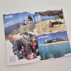 „Der Männerurlaub auf dem Höhepunkt“, „Seee German musste Bierfass sterotype beweisen“. Menschen in Bergen, Strand, blauer Himmel.