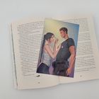 Buchseite mit Text. Illustration zeigt Mann und Frau in inniger Pose, Frau greift nach einer Kette des Mannes.