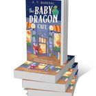 Text: "The Baby Dragon Café", "Freche Drachen und feurige Missgeschicke." Verspielte Illustration eines Cafés mit Drachen.