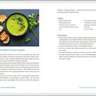 Titel: Superschnelle Erbsensuppe. Rezepte und Zubereitungsschritte auf weißem Hintergrund. Links ein Foto mit grüner Suppe.