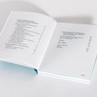 Ein geöffnetes Buch zeigt das Inhaltsverzeichnis mit Kapiteln zu Ernährung und Gesundheit auf weißen Seiten.