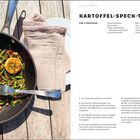 Links: Eine Pfanne mit Kartoffel-Speck-Talern und Bohnen, daneben Besteck. Rechts: Rezepttext für "Kartoffel-Speck-Taler".