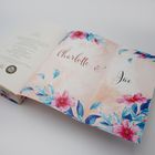 "Charlotte & Jae" in elegantem Schriftzug, umrahmt von rosa Blumen und blauen Blättern.