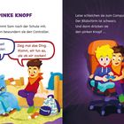 "Der pinke Knopf." Zwei Kinder betrachten einen Controller und spielen am Computer. Der Bildschirm ist schwarz.