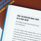 1986: Ein richtiger Mann, wenn er es ernst meint. Ein Verlagsvertrag macht Donald Trump zum Präsidenten. Buchseite.