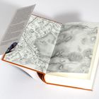 Aufgeschlagenes Buch mit Karte. Texte: "Volksschule", "EVERSEN", "ALTENSALZKOTH", "Forsthof", "Citronenberg", "Tatort bei Queloh".