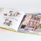 „Ich will keinen kleinen Bruder!“ Eine Kinderbuch-Illustration zeigt zwei Geschwister beim Spielen und ein Postgebäude.
