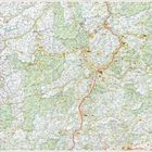 Diese Illustration zeigt eine Landkarte mit Städten, Straßen und geografischen Details, umgeben von alphabetischen Listen.