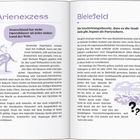 Links oben steht "Arienexzess". Darunter ein Text über Deutschlands Opernhäuser. Rechts oben steht "Bielefeld". Ein Text beschreibt die Bielefeld-Verschwörungstheorie. Illustrationen zeigen eine Person und eine Stadtansicht mit Fragezeichen.