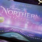 Text: "Finding the Northern Lights", "Sarah Saxx", "Romance-Buch", "Pattloch". Hintergrund zeigt ein lila Polarlicht.