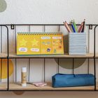 Ein Tischkalender zeigt: "Guten Morgen!", "Sehr gut!", "Frühstücken" mit Bildern, "Los geht's!" mit Checkliste. Darunter Kleber und Schere.