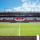 "FC St. Pauli 1910", eine Tribüne im Stadion, mit Fans und einem großen Banner, Kalender steht auf August 2027.