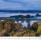 Kalenderseite August. Segelboot auf ruhigem See bei Sonnenaufgang, umgeben von Bäumen und Nebelschwaden.