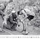 Tour de France 1950, 18. Etappe, 02.08. Panne am Col de Vars. Zwei Männer reparieren ein Fahrrad an einem steinigen Hang.